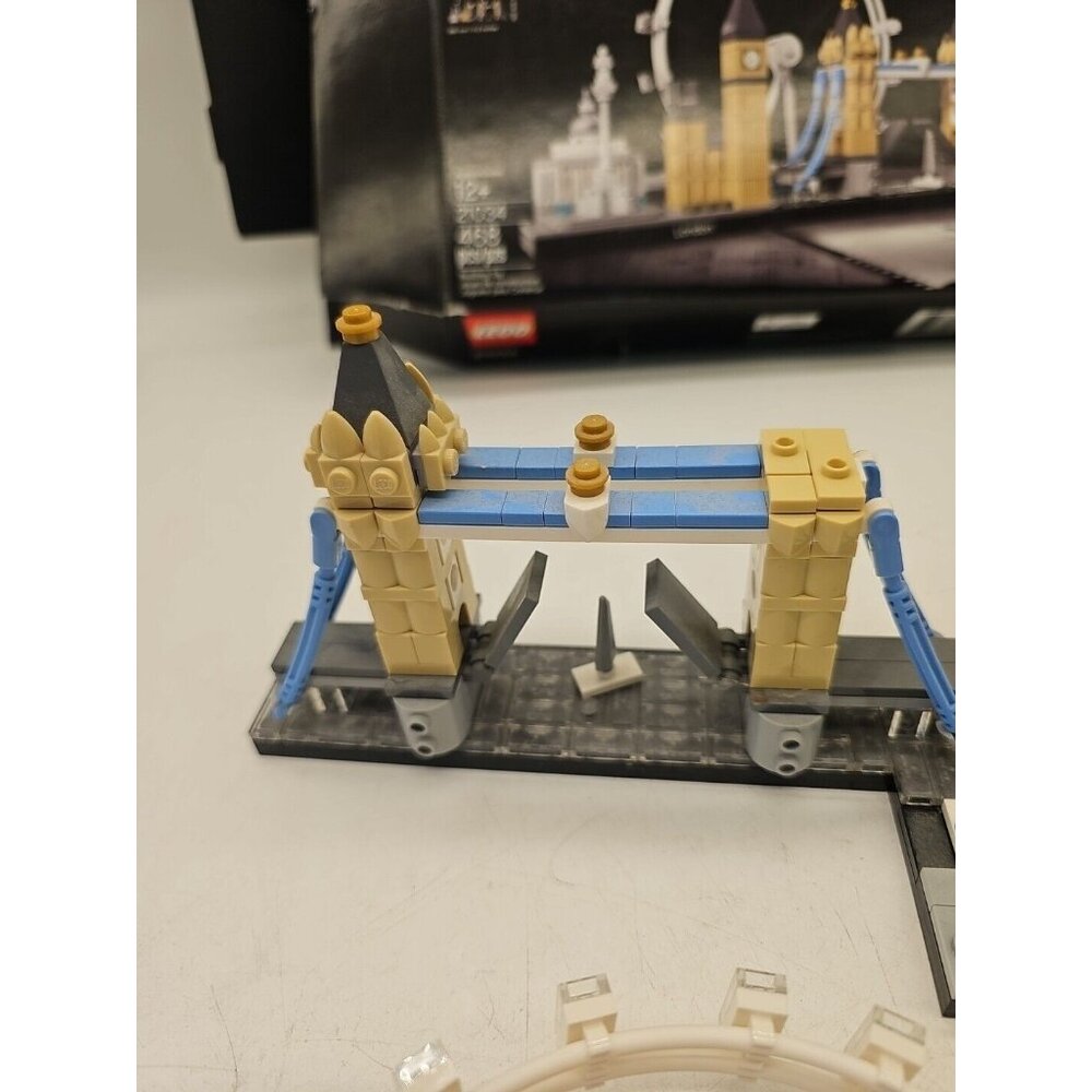 LEGO ARCHITECTURE: London (21034) 99% Complete With Box - Picture 4 of 9